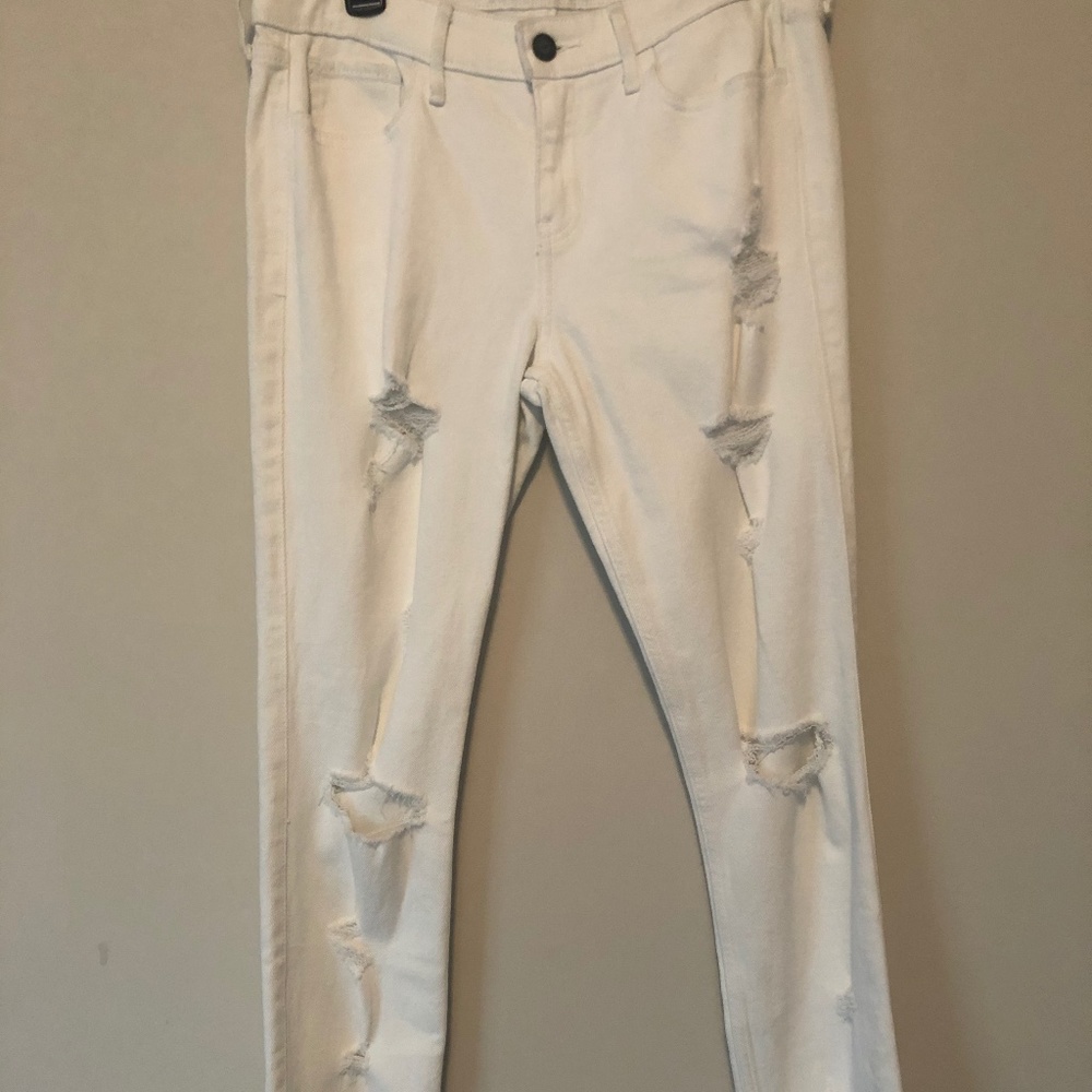 NEW AND CUTE White Hollister Jeans